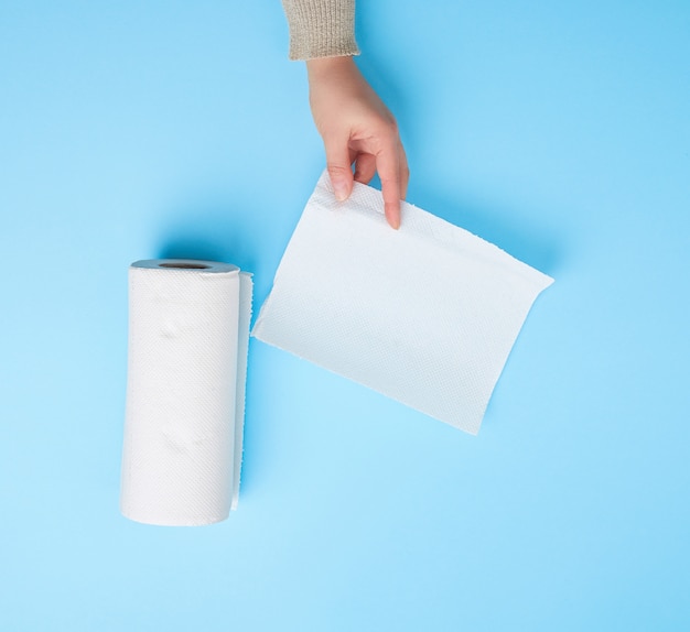 Foto persond segurando um guardanapo de papel branco limpo