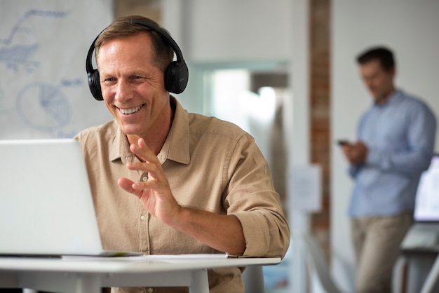 Personen, die ein digitales Gerät während eines Treffens verwenden