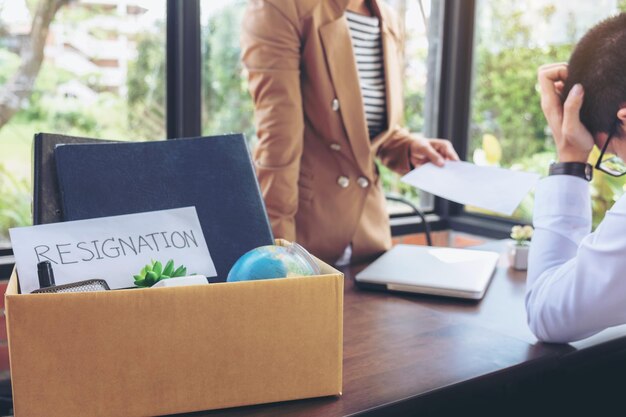 Foto personen, die im büro arbeiten