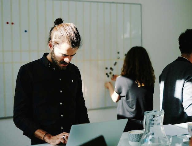 Personen, die im Büro arbeiten