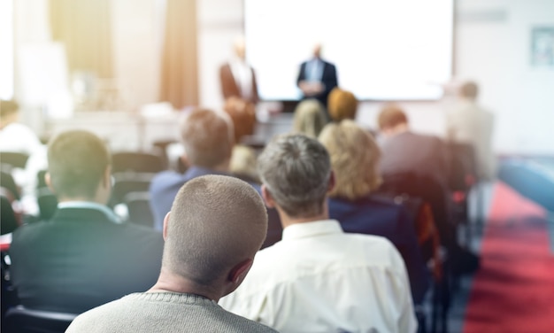 Personen im Konferenzraum