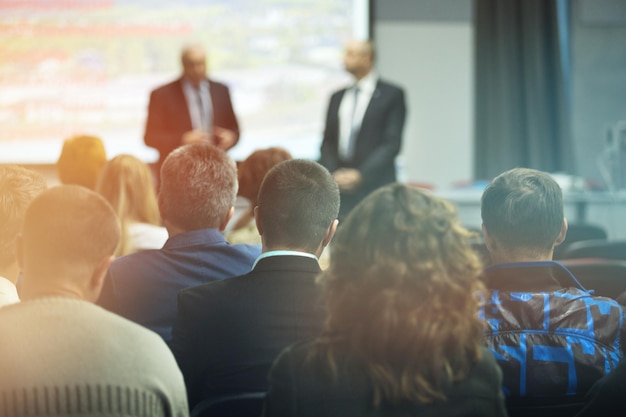 Personen im Konferenzraum