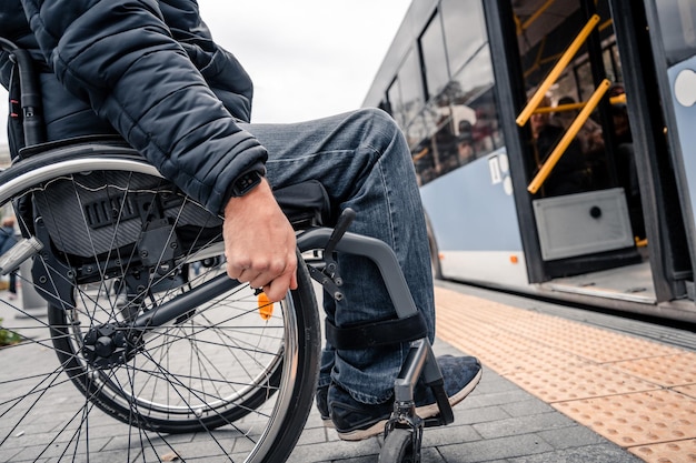 Personen mit einer körperlichen behinderung betreten öffentliche verkehrsmittel mit einer barrierefreien rampe