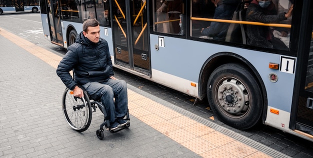 Personen mit einer körperlichen Behinderung verlassen öffentliche Verkehrsmittel über eine barrierefreie Rampe