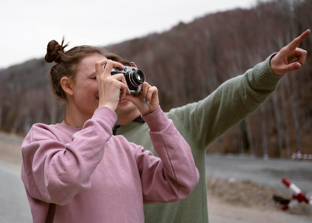 Foto personen mit mittlerer aufnahme, die fotos machen