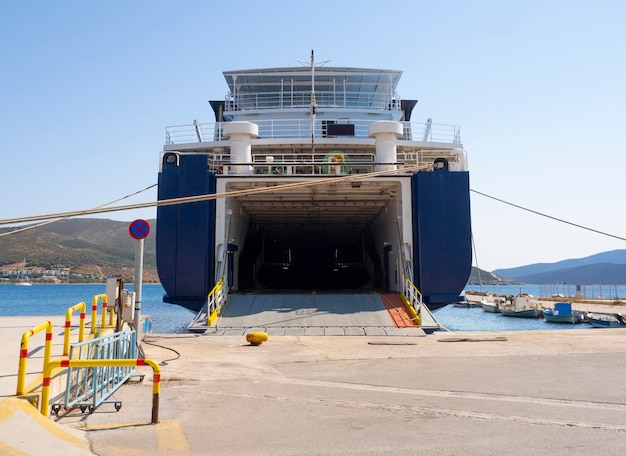 Personenfähre im Hafen von Marmari auf der griechischen Insel Euböa in Griechenland