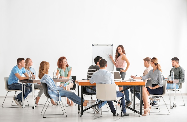 Foto personengruppe mit business trainer beim seminar