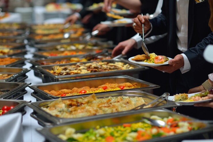Foto personengruppen-catering-buffet im luxusrestaurant mit fleisch, buntem obst und gemüse
