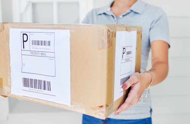 Personenlieferung und Box für E-Commerce-Logistik oder Versanddienst für Vertrieb, Rückgabe oder Export, Handbestellung und Online-Shopping-Parkett für die Lieferkette oder den Import von Frachtkurieren oder Paketen