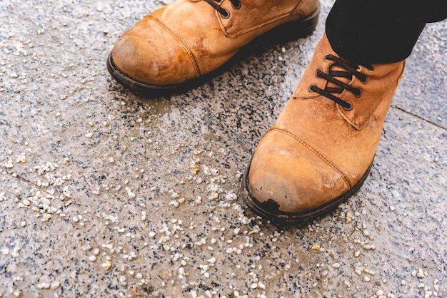 Personenschuhe auf gesalzenem Bürgersteig in der Stadt