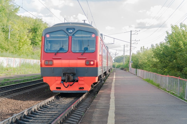 Personenzug auf der Eisenbahn