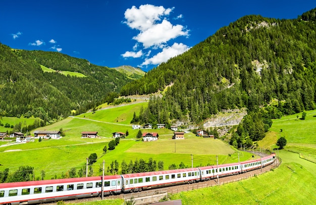 Personenzug bei der Brennerbahn in den österreichischen Alpen