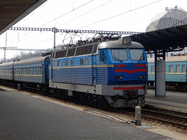 Personenzug, der am Bahnhof nach Perron kommt