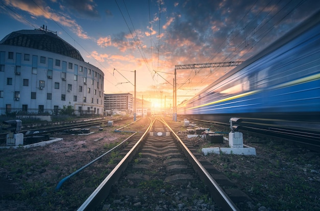 Personenzug in bewegung auf bahngleis verschwommener zug