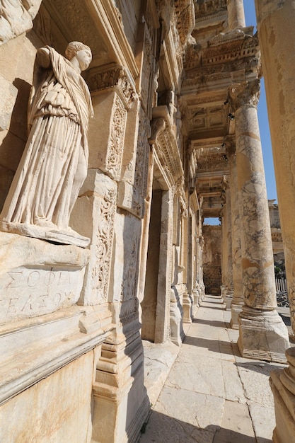 Personificación de la estatua de la sabiduría en la antigua ciudad de Éfeso Selcuk Town Izmir Turquía