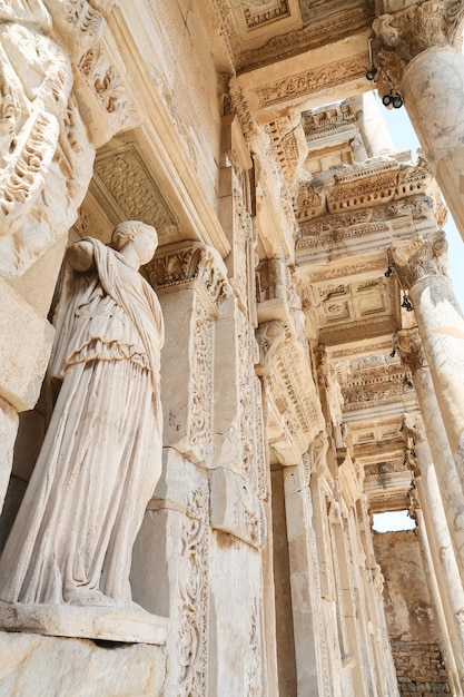 Personificación de la estatua de la sabiduría en la ciudad antigua de Éfeso