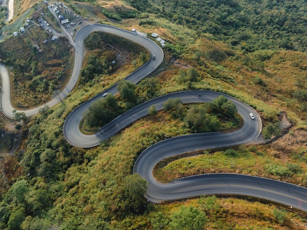 Foto una perspectiva aérea muestra la intrincada red de carreteras sinuosas que serpentean a través del paisaje montañoso al amanecer