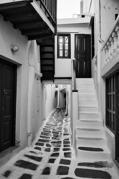 Perspectiva de la calle angosta en la ciudad de Mykonos, Grecia