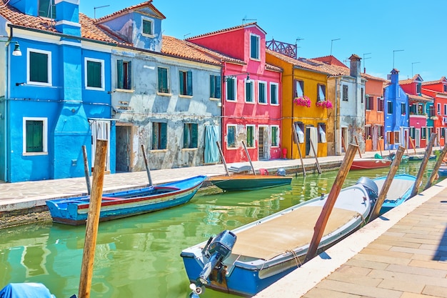 Perspectiva del canal con barcos y pintorescas casas en Burano, Venecia, Italia