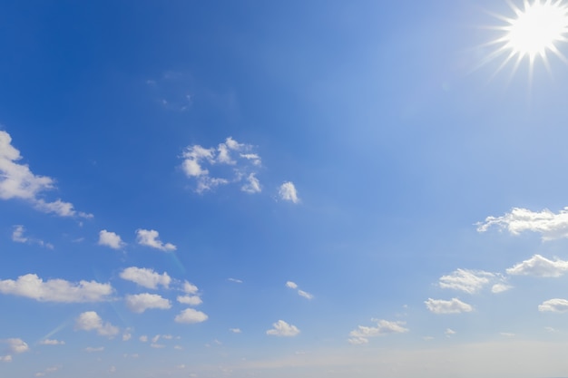 Perspectiva de cielo azul con nubes y sol en la luz de la derecha a la derecha