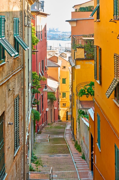 Perspectiva da antiga rua em declive que leva ao porto de Gênova, Gênova, Itália
