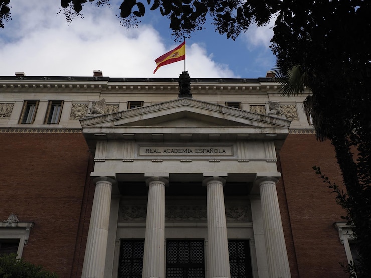 Foto perspectiva da fachada neoclássica da real academia espanhola (real academia espala) em madri, espanha no texto. "real academia espanhola"