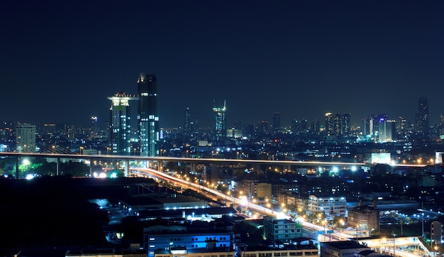 Perspectiva da noite de borda de Jaopraya em Bangkok, Tailândia.