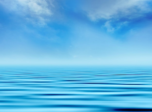 Perspectiva da onda de água. Reflexo do céu nublado na água. Céu azul, oceano.