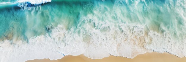 Perspectiva de drone com vista para a praia limpa e bonita e as ondas