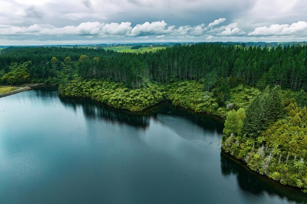 Foto perspectiva de drone do lago mangamahoe taranaki cercado por floresta