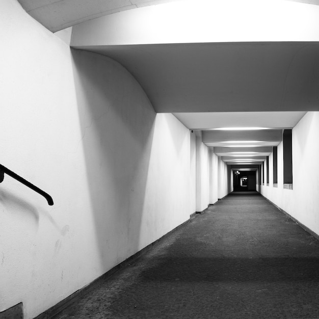 Perspectiva de longo corredor. Imagem em preto e branco