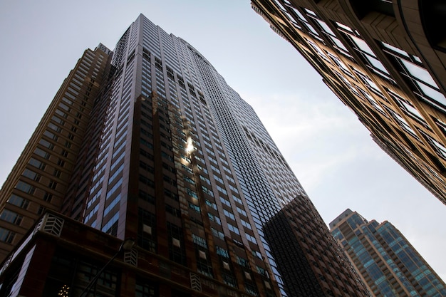 Perspectiva de prédios de escritórios modernos no distrito financeiro ao pôr do sol imobiliário e conceito de sucesso EUA