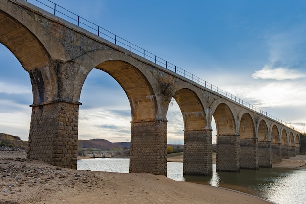 Foto perspectiva debajo del puente. cálido atardecer