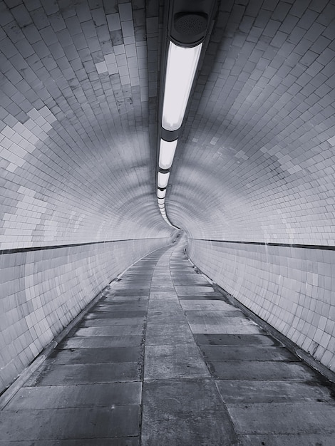 Foto perspectiva decreciente en un túnel