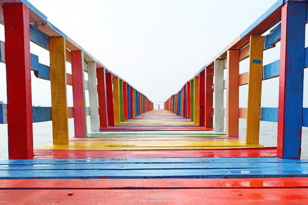 Perspectiva decrescente de uma ponte de cais colorida arco-íris