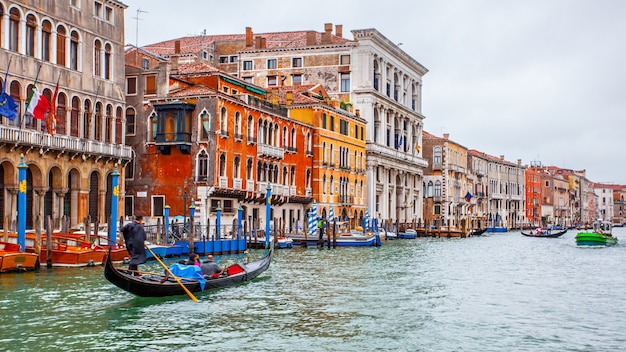 Perspectiva do Grande Canal em Veneza, Itália