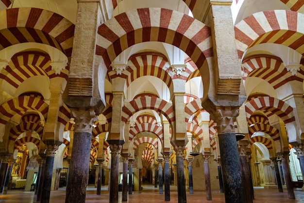 Perspectiva dos arcos listrados da Mesquita de Córdoba, na Espanha.