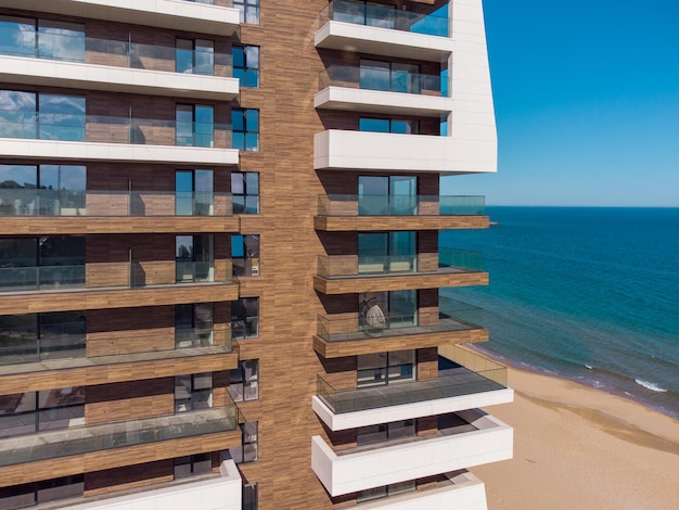 Perspectiva del edificio de condominios de gran altura con fondo de vista al mar