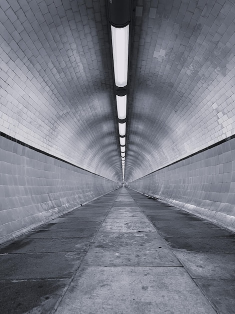 Foto perspectiva em diminuição num túnel