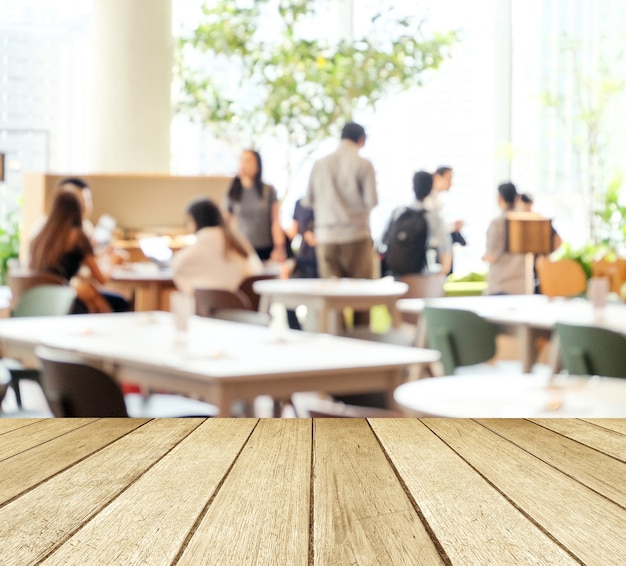 Foto perspectiva em madeira vazia, mesa superior, reunião de equipe de grupo de pessoas desfocadas no espaço de co-trabalho