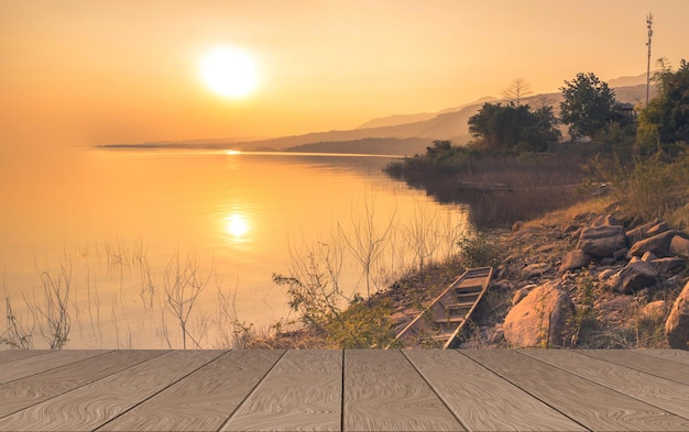 Foto perspectiva de la estantería de madera puesta de sol hora de oro paisaje fondo claro