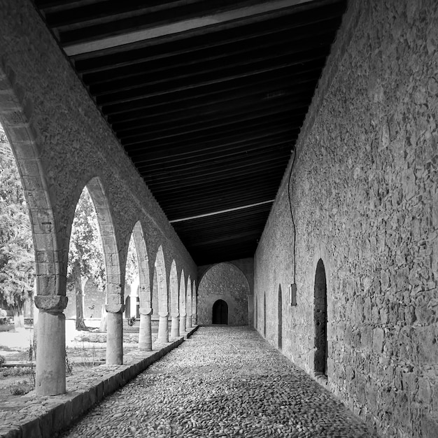 Perspectiva de la galería cubierta en el antiguo monasterio de Ayia Napa, Chipre