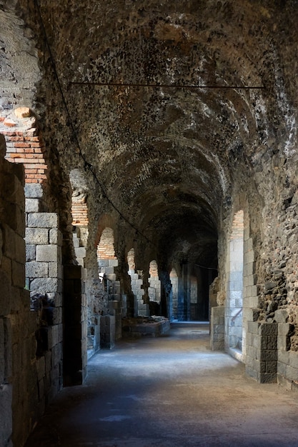 Perspectiva de una galería interior en el antiguo teatro romano de Catania, Sicilia, Italia