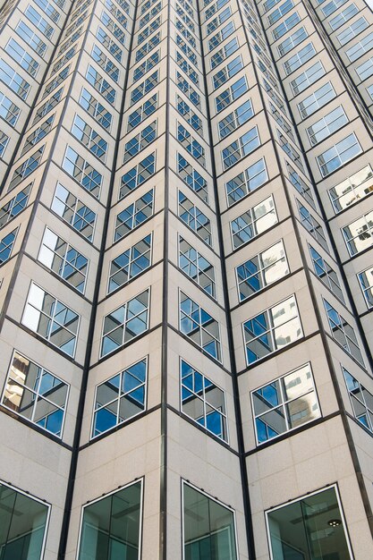 Perspectiva de gran angular al fondo azul acero de rascacielos de edificios de gran altura de vidrio en el moderno centro futurista por la noche Concepto de negocio de arquitectura industrial exitosa