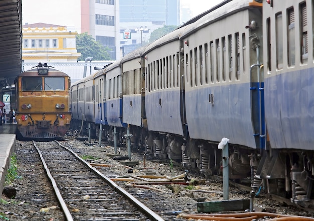 Perspectiva de la locomotora amarilla del tren deisel