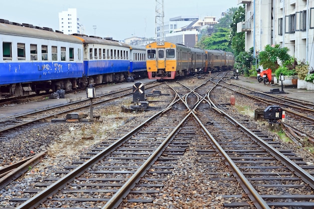 Perspectiva de la locomotora de tren naranja deisel