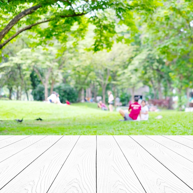 Foto perspectiva madeira branca mais desfoque abstrata árvores verdes folhas natureza com pessoas