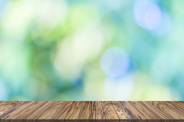 Foto perspectiva de la mesa de madera aislada sobre fondo de iluminación bokeh