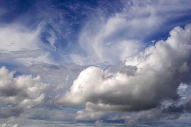 La perspectiva de las nubes nimbus en los fondos del cielo azul