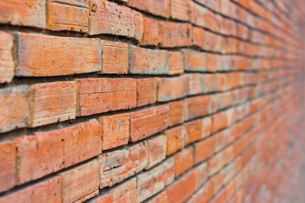 La perspectiva de una pared de ladrillos rojos se centra en 1 parte 3 al frente.